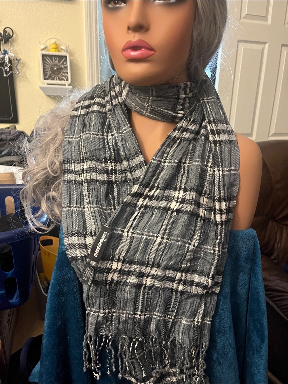 Vivante 100% Viscosa Black, Gray & White Plaid Wrap Scarf S013